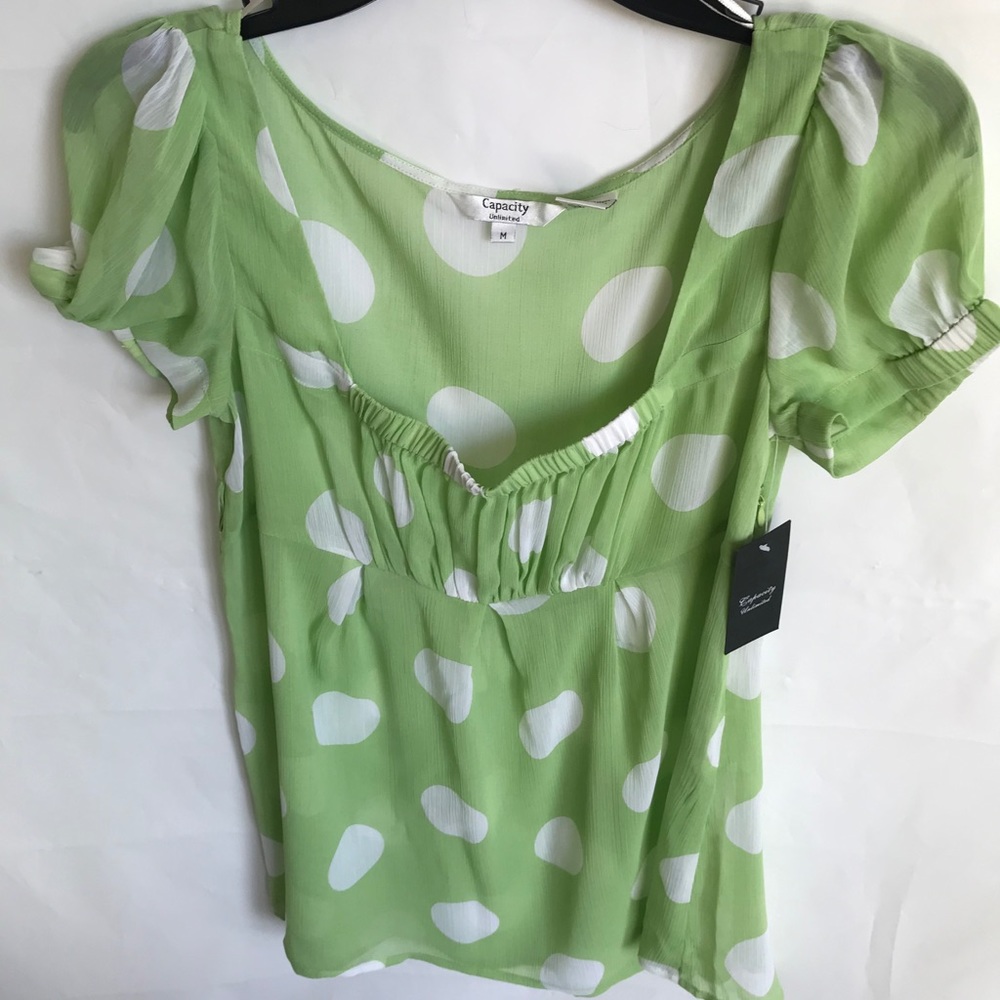 Capacity polka dot top with short sleeve